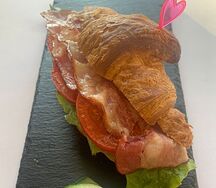 Круассан с беконом и помидорами