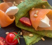 Шпинатные блинчики с лососем и творожным сыром