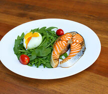 Стейк семги с яйцом пашот