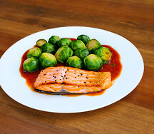 Стейк семги с брюссельской капустой под перечным соусом