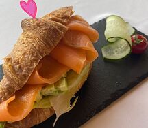 Круассан с лососем и авокадо