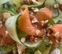 Салат с лососем и творожным сыром