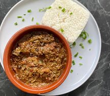 Sauce gombo grillé au poisson accompagnée de riz blanc