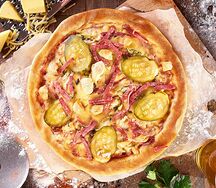 Пицца с салями, курицей и маринованным огурцом