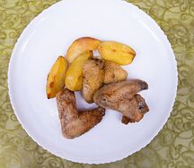 Куриные крылышки с печеным картофелем