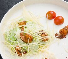 Салат Цезарь с креветками