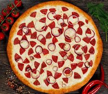 Пицца Сервелат с луком