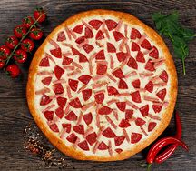 Пицца с окороком и сервелатом