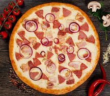 Пицца с беконом и луком