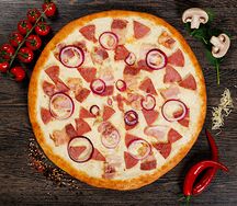 Пицца с беконом и луком