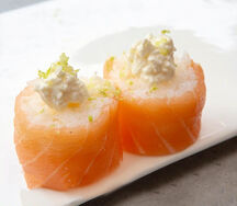 Naked salmon maki