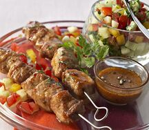 3 brochettes tawouk, frites, salade