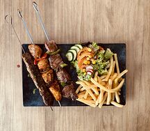3 brochettes viandes, frites, salade