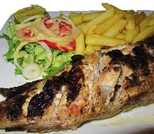 Poisson braisé, frites, salade