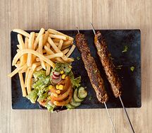 3 brochettes kafta, frites, salade