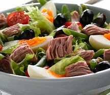 Viande, frite, salade
