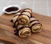 Блинчики с соусом из черной смородины