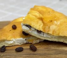 Половинка пирога Творог и изюм