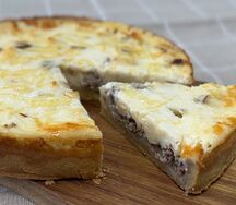Киш лорен с фаршем и копченым сыром со сметанной заливкой