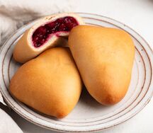 Пирожок с брусникой и яблоком постный