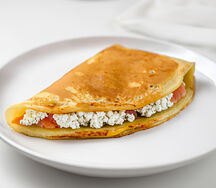 Блин со слабосолёным лососем и творожным сыром