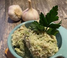 Сало крученое с чесноком, зеленью и гренками