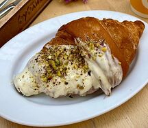 Круассан Фисташка и белый шоколад 