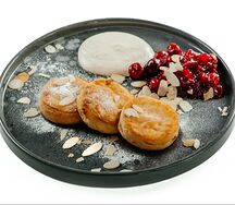 Сырники с кокосовым кремом и вишней Конфи