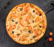 Пицца с курицей и ананасами