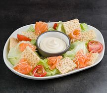 Салат Цезарь с лососем