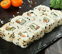 Ролл Лосось в кунжуте