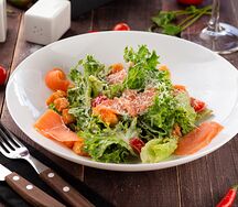 Цезарь со слабосоленым лососем 