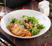 Цезарь с куриной грудкой гриль 