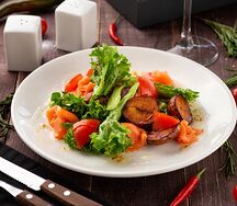 Салат со слабосоленым лососем и печеным картофелем 