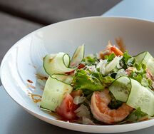 Салат со сладкой кокосовой креветкой 