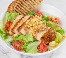 Салат Цезарь с курицей