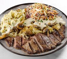 Стейк из говядины с картофельным пюре и салатом коул слоу