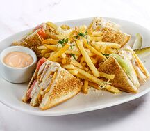 Клаб-сэндвич с курицей и беконом