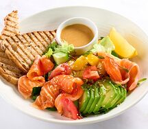 Салат с семгой и персиком