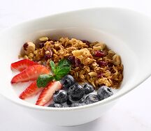 Гранола со свежими ягодами