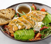 Салат с куриным филе на гриле и соусом песто