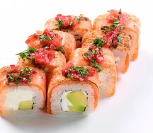 Ролл с лососем и клубникой