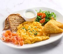 Омлет с семгой и хашбрауном