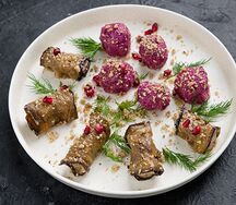 Баклажаны с ореховой начинкой и со свекольным пхали