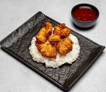 Куриное филе в кляре с рисом и кисло-сладким соусом
