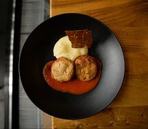 Куриные фрикадельки с картофельным пюре