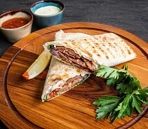 Мини-ролл из говяжьей вырезки в лаваше