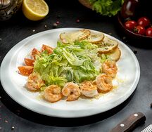 Салат Цезарь с креветками