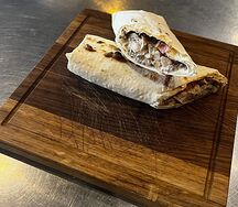 Ролл с курицей в сливочно-грибном соусе