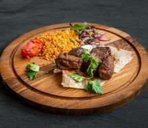 Шашлык бараний с гарниром